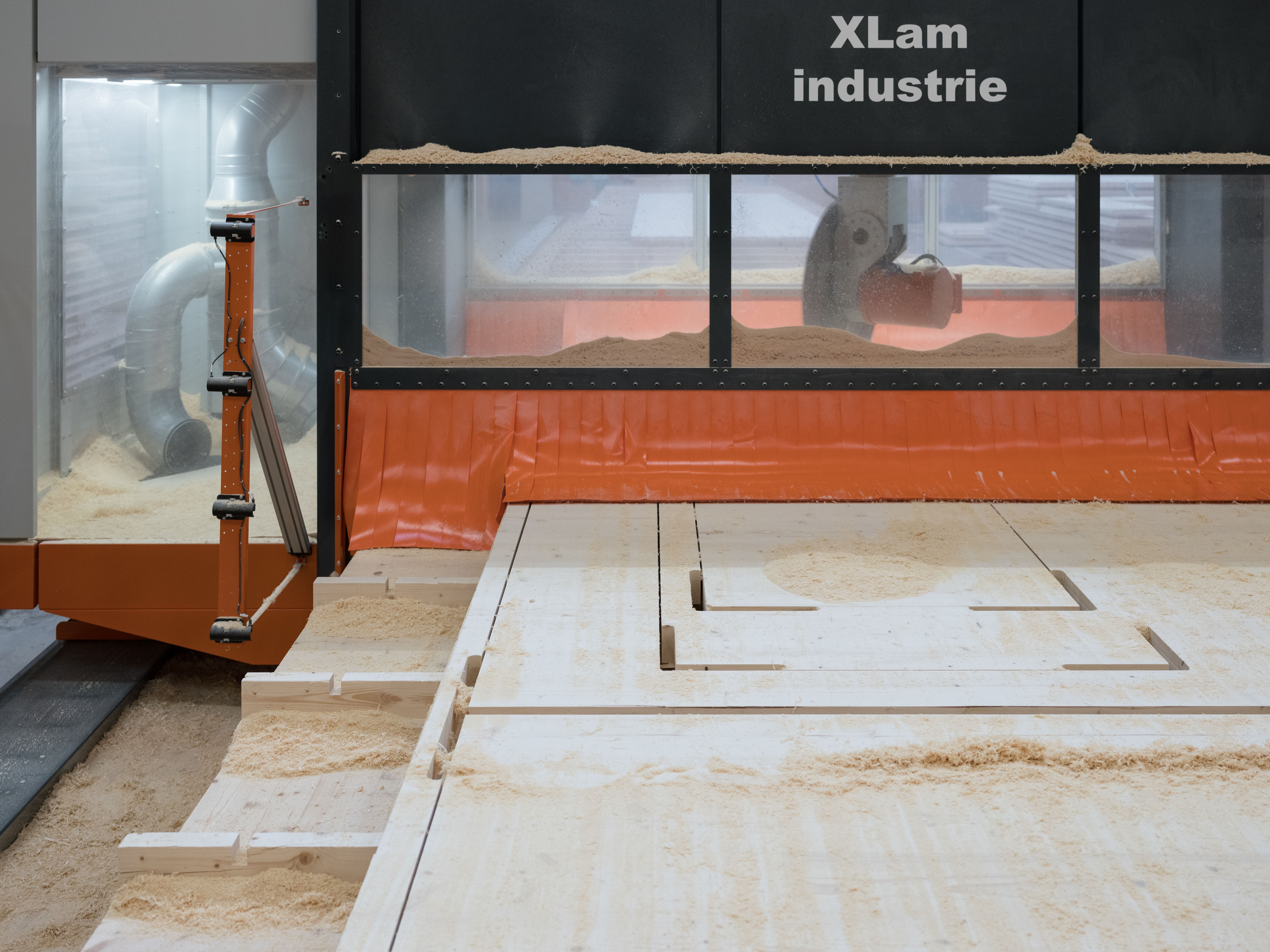 Fabrication de panneaux CLT contre-collés croisés dans l'usine XLAM Industrie